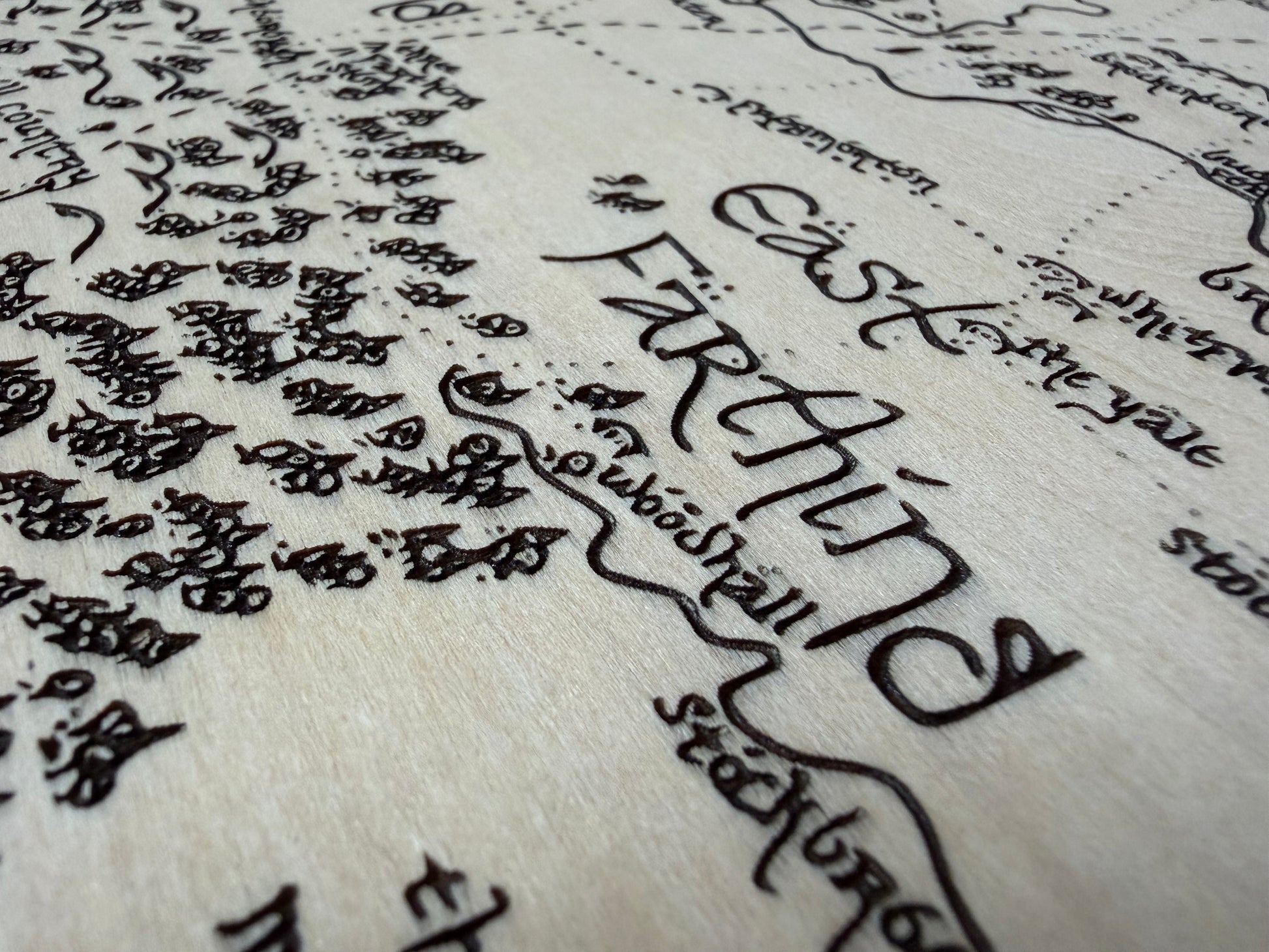 artisanat Carte de la Comté gravée sur bois de Tilleul