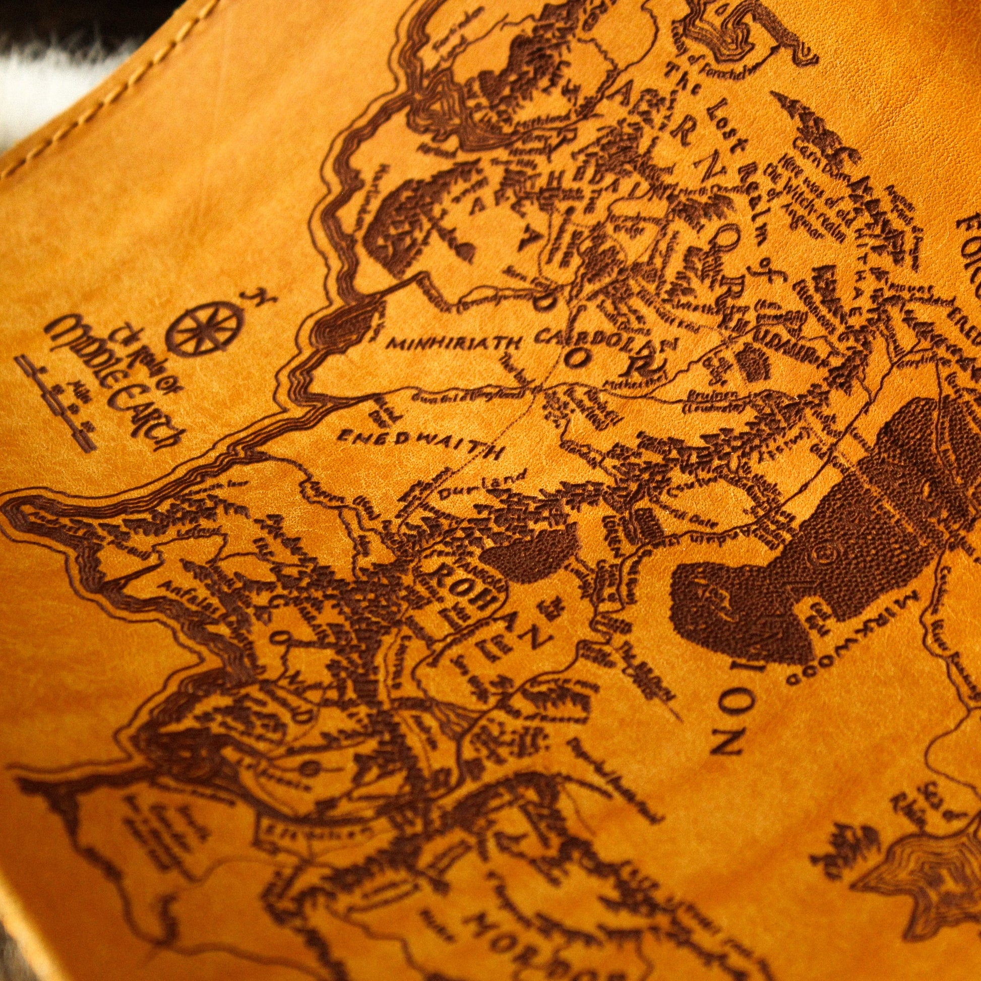 plateau de dés en cuir middle earth