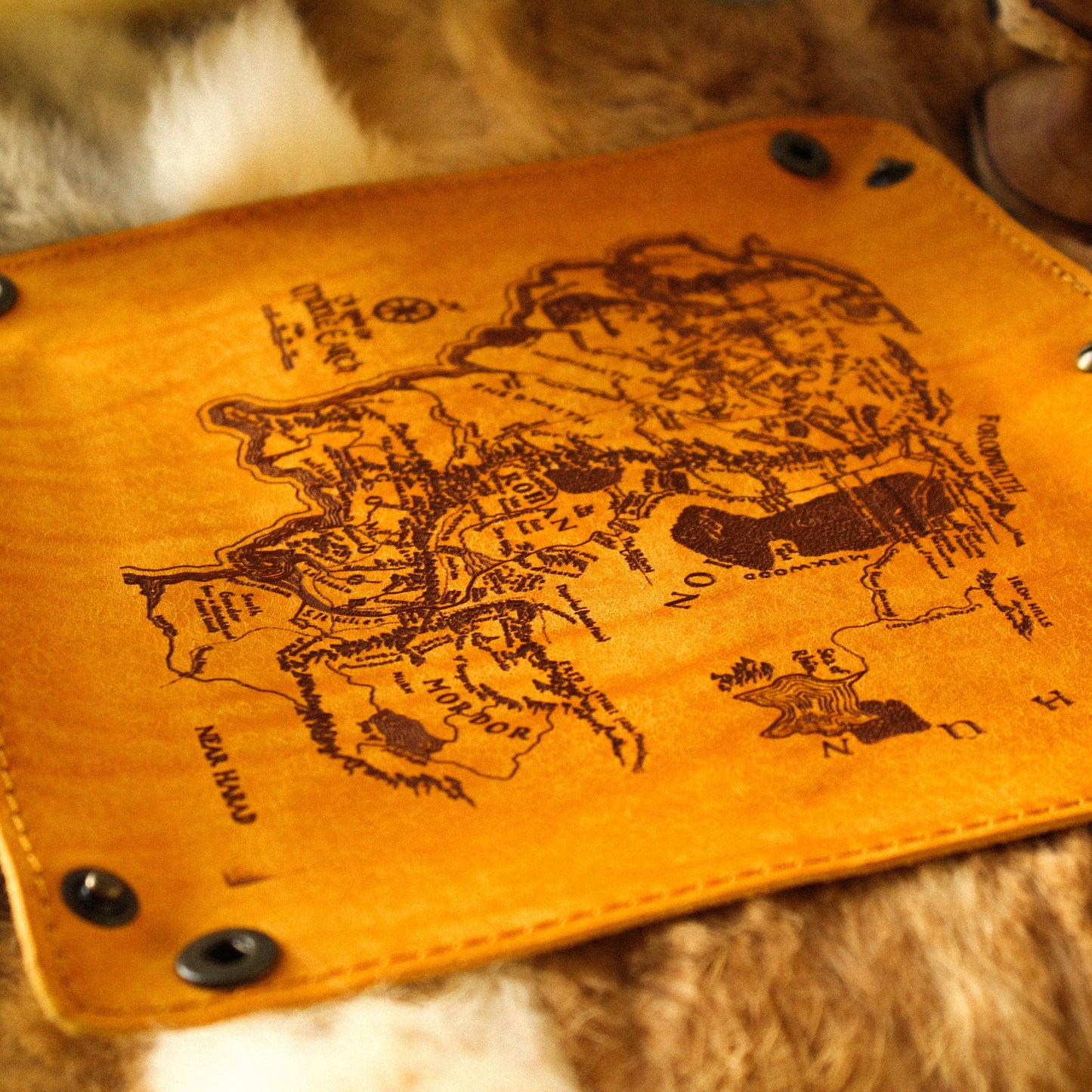 plateau de dés en cuir middle earth