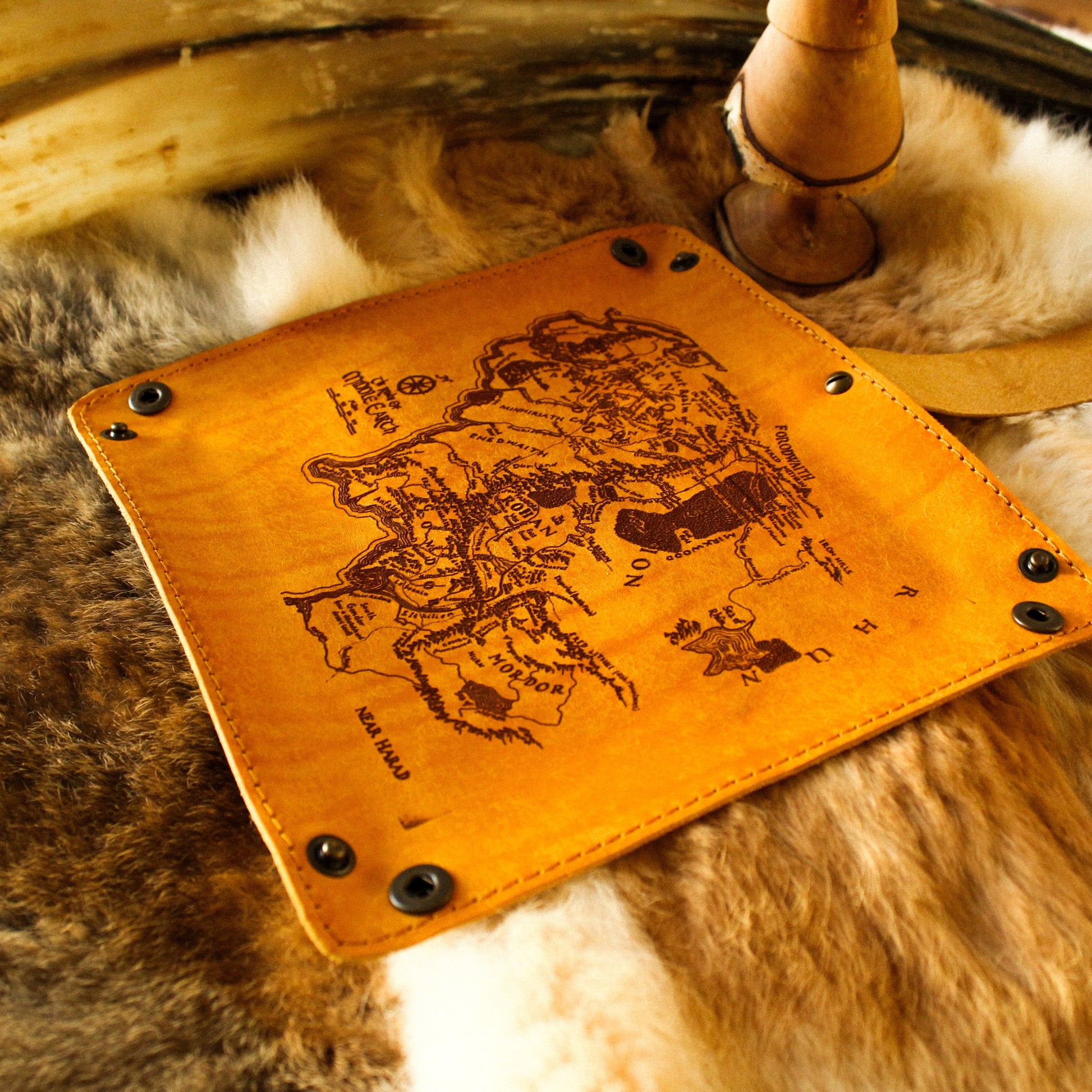 plateau de dés en cuir middle earth