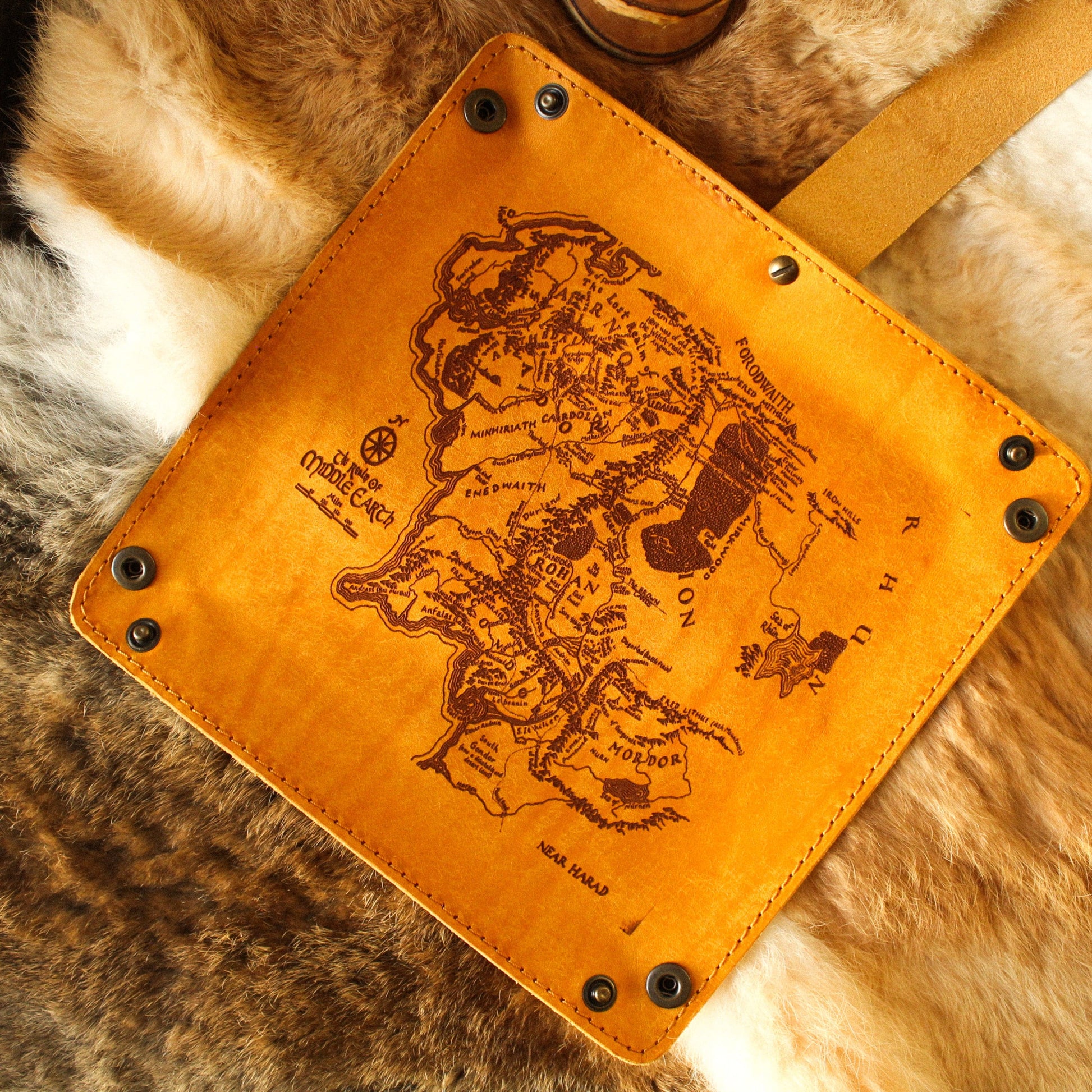 plateau de dés en cuir middle earth