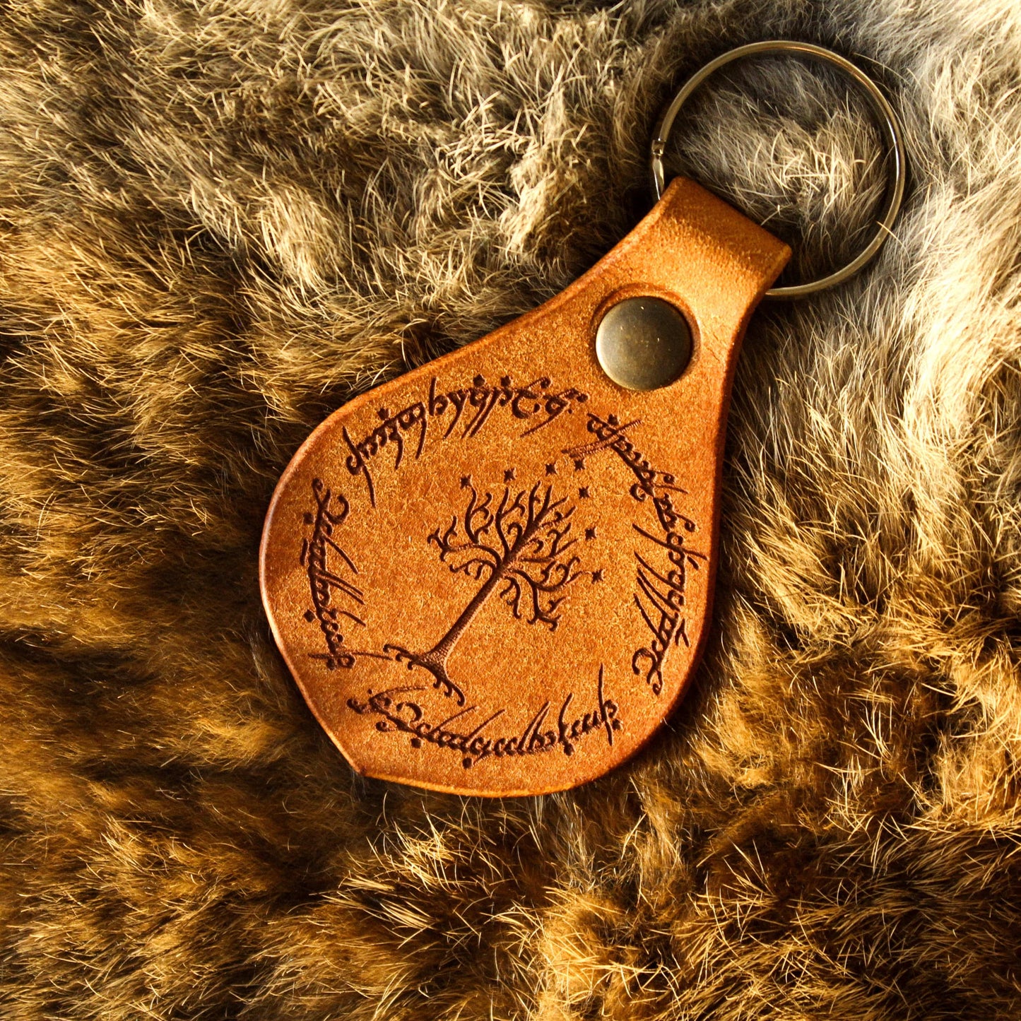 porte-clés artisanal en cuir le seigneur des anneaux