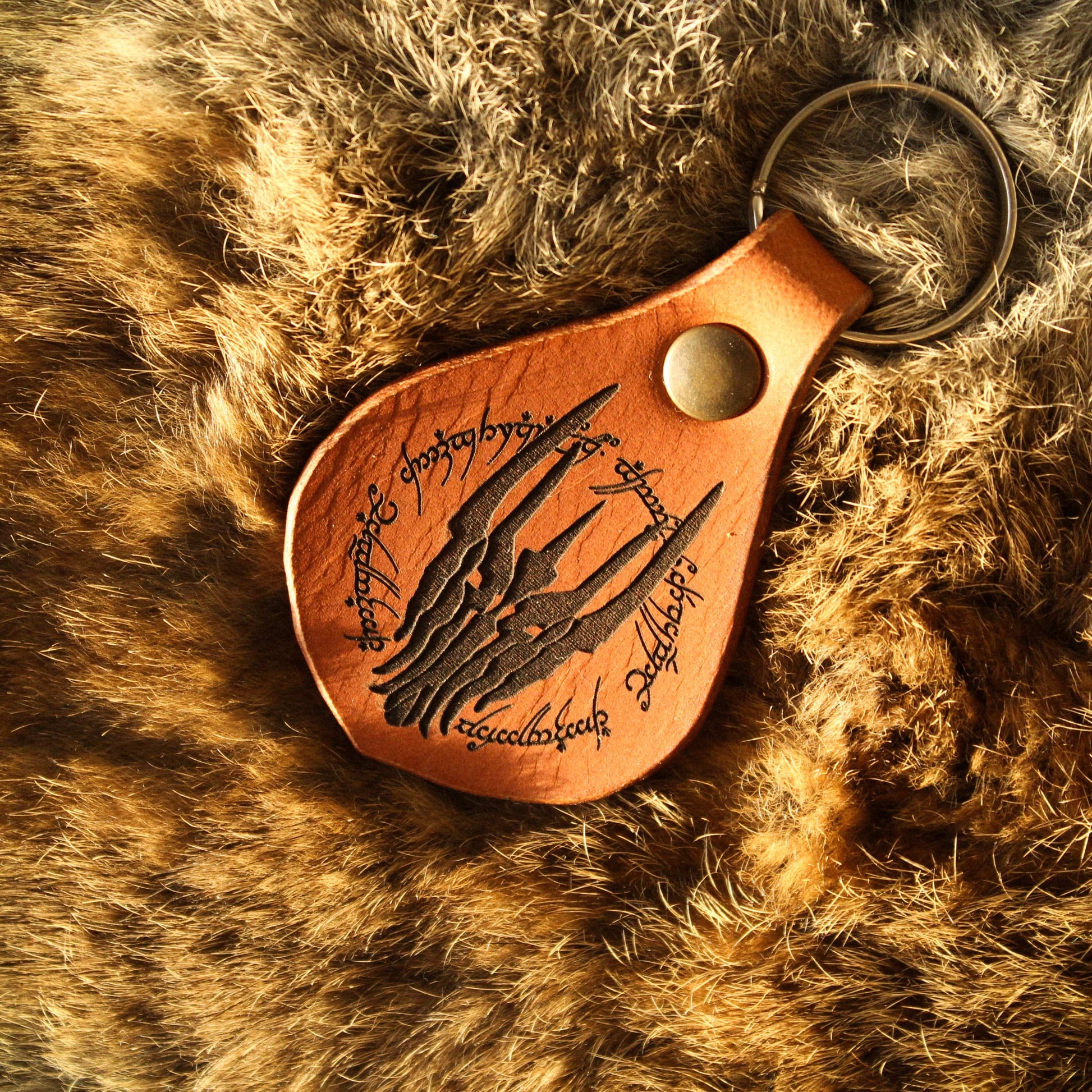 porte-clés artisanal en cuir le seigneur des anneaux